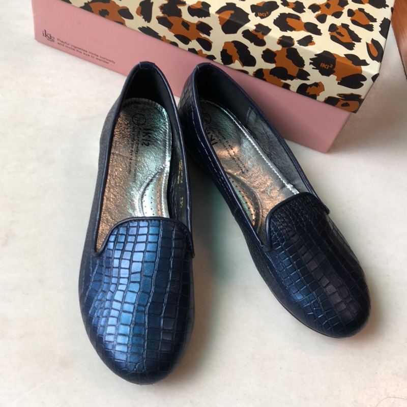 iki2 深藍鱷魚紋 平底包鞋