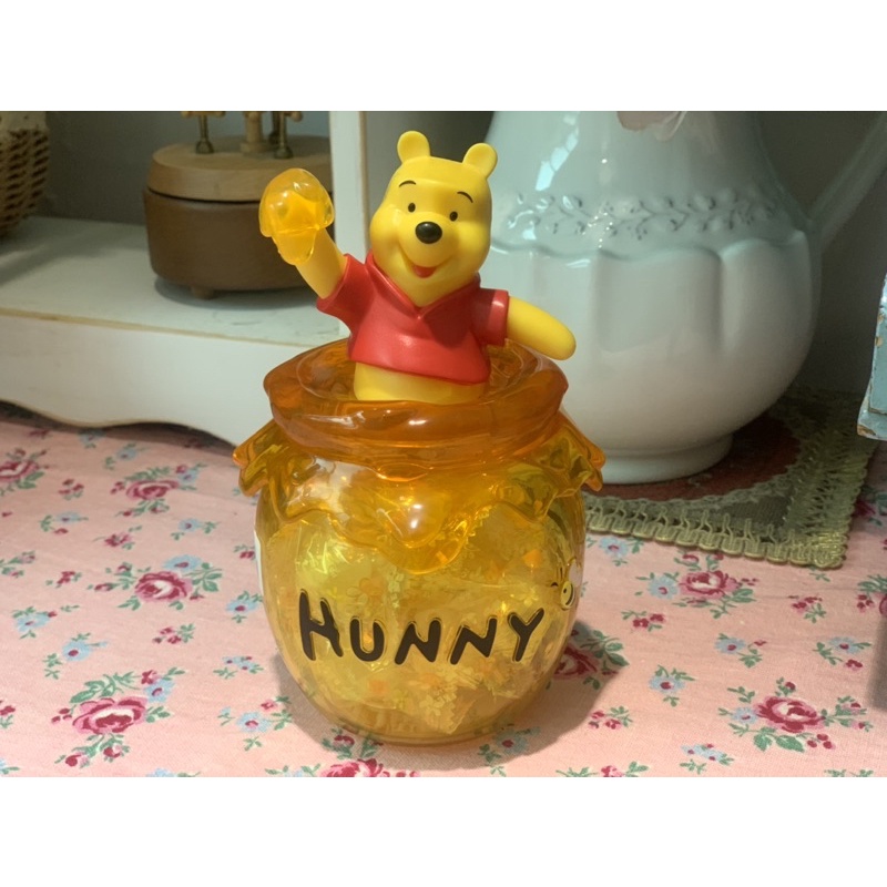 *黑頭小羊雜貨小舖*日本東京迪士尼購買正版Winnie小熊維尼蜂蜜桶造型維尼蜂蜜罐糖果收納罐（含蜂蜜檸檬糖）