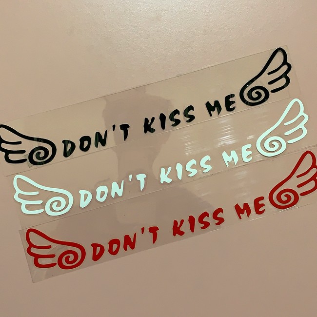 DON'T KISS ME (立體) 貼紙 黑 白 紅 機車 汽車 重機 安全帽 防水 不脫落 貼紙 車身貼紙 彩繪貼紙
