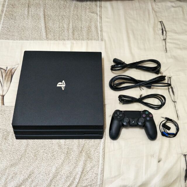 Ps4 pro主機7117型 贈四遊戲+會員plus