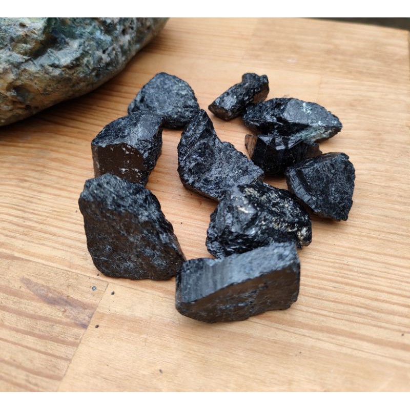 老珍藏天然巴西電氣石黑碧璽原礦/電氣石能帶來無限的靈感及思緒，重約143公克，便宜出清590元