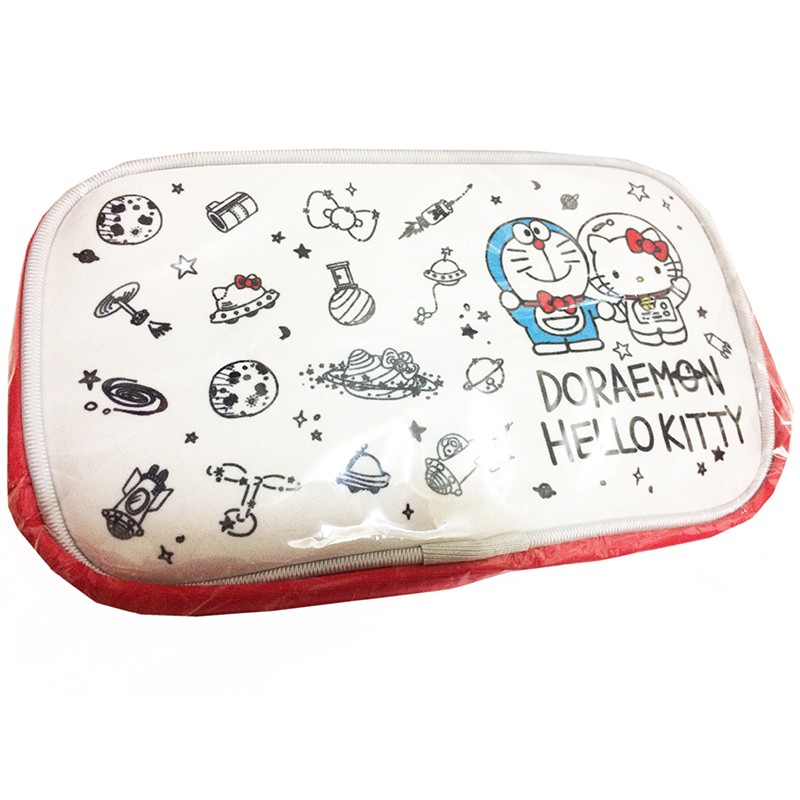 凱蒂貓 Hello Kitty x 哆啦A夢 Doraemon 化妝包~現貨供應中~