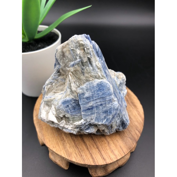 LGS飾品/原石水晶/巴西藍晶石原礦+緬甸花梨木底座(穩固靈性能量的協調石與冥想石)~適合放在電腦或書桌旁~