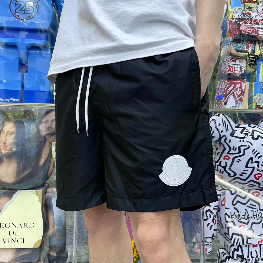【螺絲服飾】正品 /現貨 Moncler 最新款 立體橡膠徽標 短褲/海灘褲