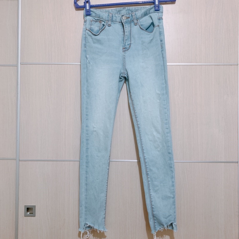 Chuu 正韓🇰🇷-5kg jeans 淺色微刷破牛仔褲