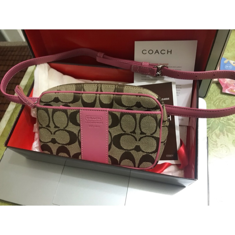 Coach 雙層logo滿版☀️正品八成新🎉粉滾邊手拿包🎊出清