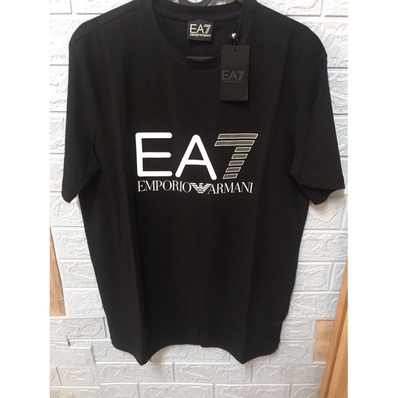 全新的EA7一件衣服