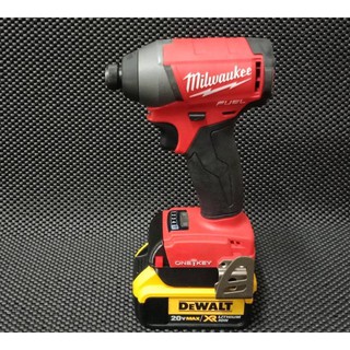 得偉 DCB200 18/20V 電池適配器轉換為 Milwaukee M18 XC 18V 使用