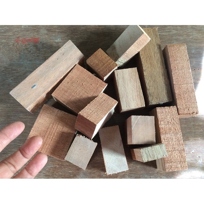 小紅瓦屋.木工切剩的角料木工剩料一包20元木工材料包(自己動手做玩具木雕)
