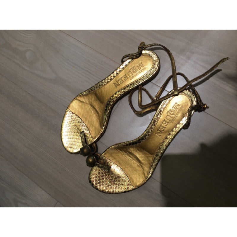 Alexander McQueen 金色蛇皮骷顱頭平底涼鞋  size: 37
