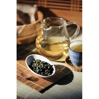 頂級合歡山烏龍茶，茶葉厚實大葉，茶湯金色透亮，入口有高山獨特的青香與甘甜