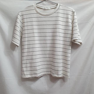 衣服 圓領白底黑色痕條紋彈性上衣 二手 222＊