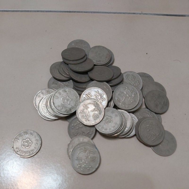 5年級6年級的舊台幣1元梅花硬幣，流通品相～