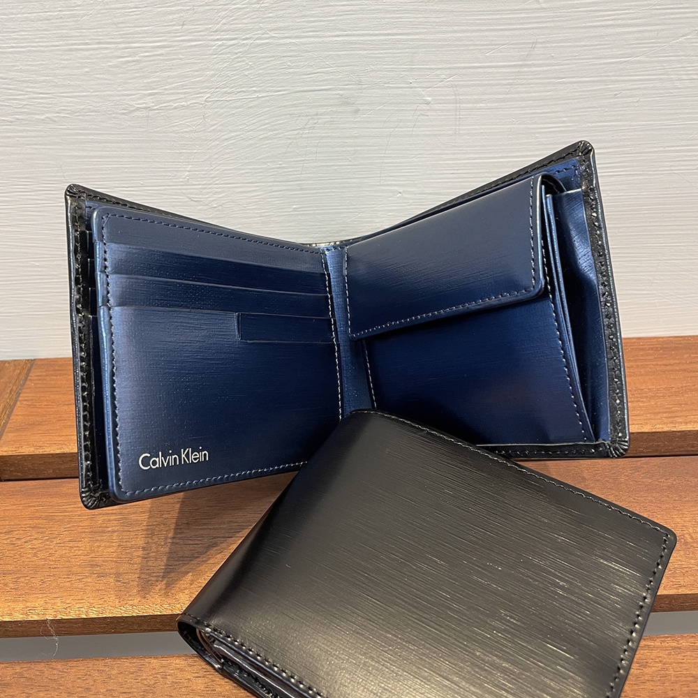 日本專櫃全新瑕疵真品．ck Calvin Klein 白金標 金屬髮絲紋 12卡 雙鈔層 零錢袋皮夾．短夾．黑／內海軍藍