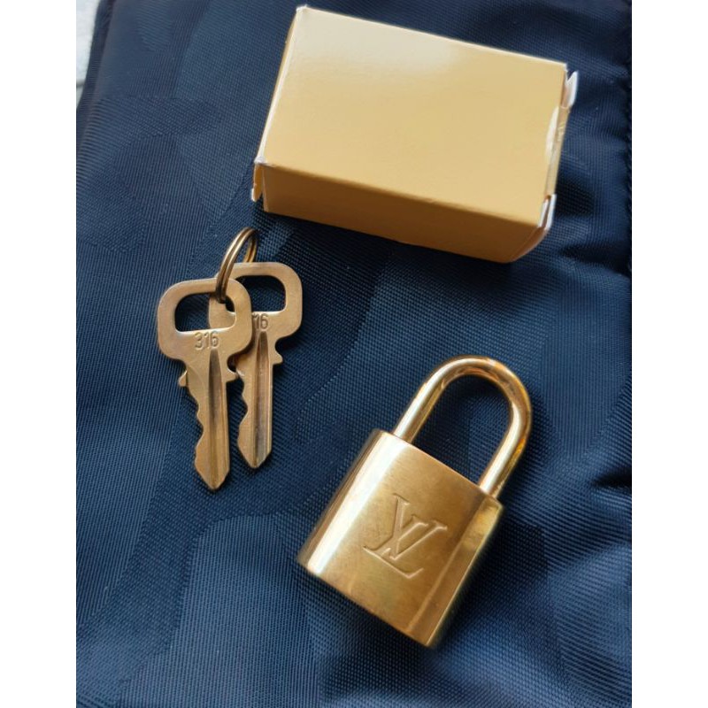 LV Louis Vuitton  鎖頭+鑰匙(316) 極新，幾乎沒使用，只賣666元