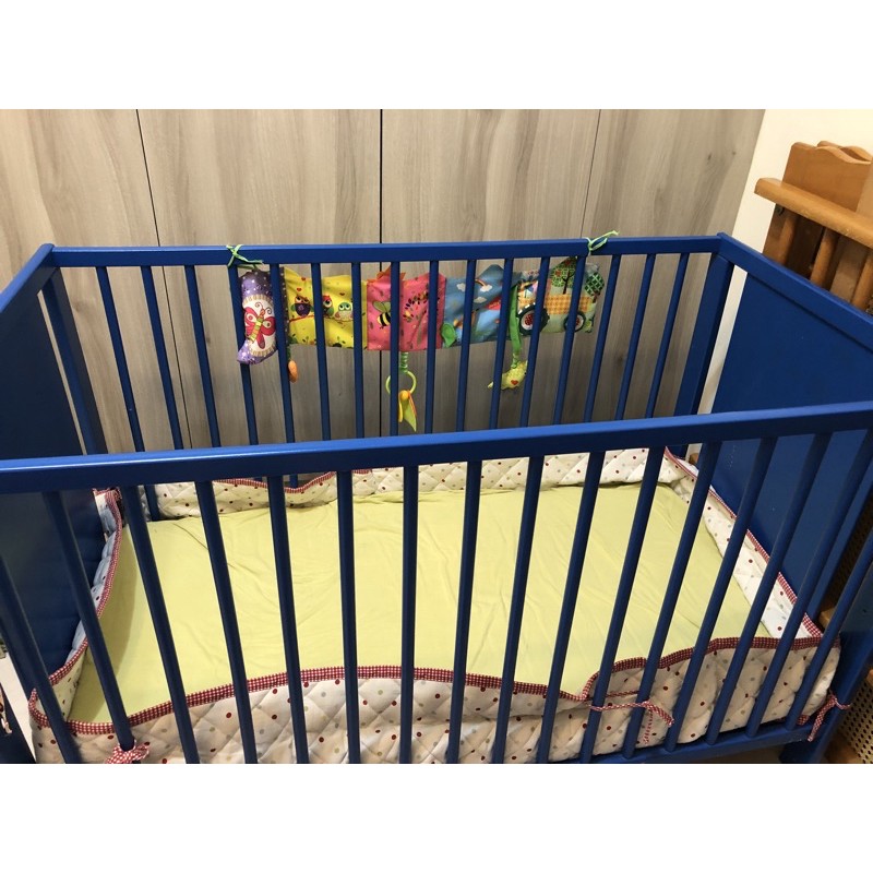 ikea 木製嬰兒床 可拆側邊 附床墊 床包 床圍 床邊玩具