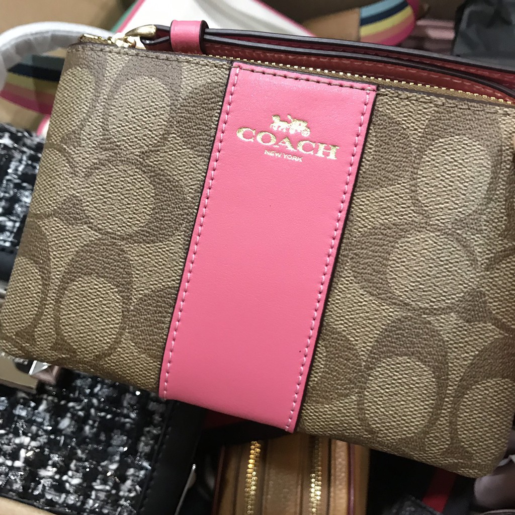 現貨在台-100%真品 2019 COACH 58035 C logo燙金防刮皮革經典手拿包 粉紅寶石色