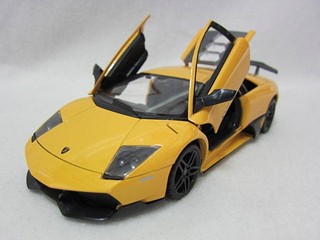 【露天蝦皮便宜免運】 1:24全新Lamborghini(藍寶基尼)LP670-4 SV授權合金車(RASTAR公司貨)