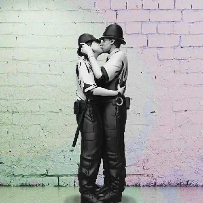 Mighty Jaxx Kissing Coppers by Banksy 親吻警察 愛與和平