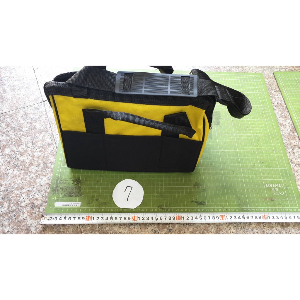 尚溢五金:7號黑色黃邊可背可提手工具袋X1 長約 30公分   x寬約 20公分  x高約23公分  (以上可能正負一公