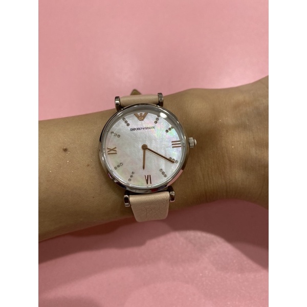《新品上架》全新/GIORGIO ARMANI亞曼尼/貝殼面搭貼鑽設計/真皮錶帶/錶帶最長22.5公分可調手圍手錶。