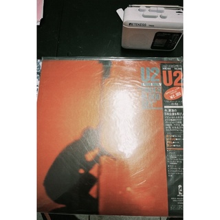 二手黑膠唱片 美國 U2 ─ Under A Blood Red Sky 日本盤1983