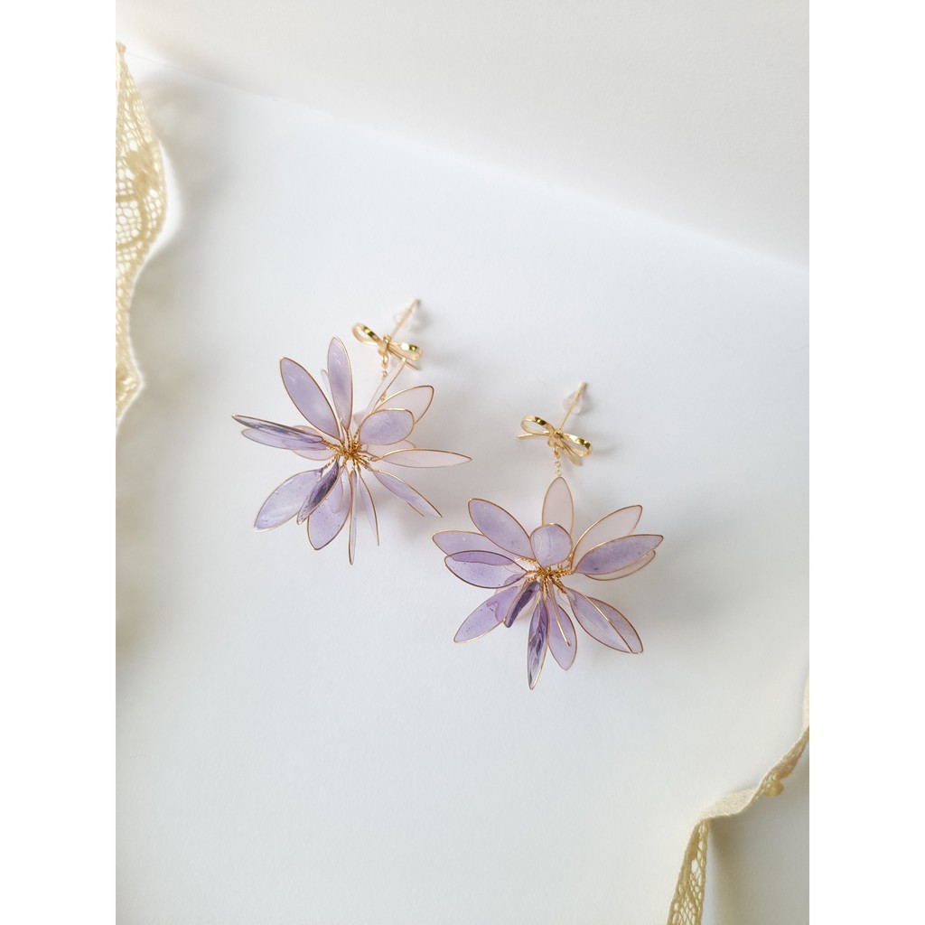Jaime Accesories粉紫色花樹脂耳環 金色蝴蝶結緞帶水晶花球耳環 手作樹脂耳環 樹脂花球一對 蝦皮購物