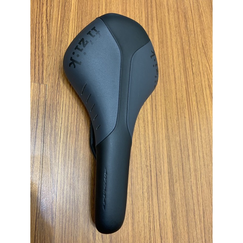 Fizik R7 坐墊 幾乎全新 無傷無破損無掉漆