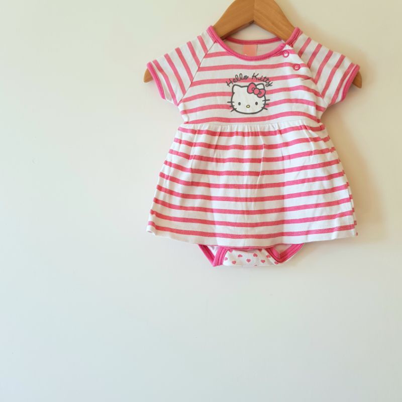 二手嬰幼兒童裝//【Sanrio 三麗鷗】Hello Kitty 凱蒂貓Logo 紅色條紋包屁衣裙56cm 100%棉