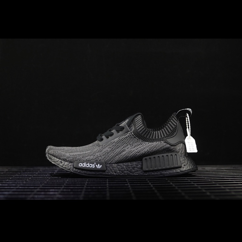 nmd r1 pitch black