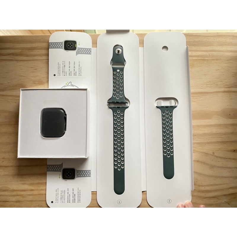 Apple Watch Nike Series 6 (GPS)；44 公釐太空灰色鋁金屬錶殼Nike 運動型錶帶