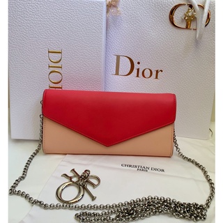 Dior （牛皮拼色）logo 金屬吊飾長夾、手拿包（🙋贈限量CD logo 裝飾品、限量粉紅緞帶、另類長鍊；美品！）