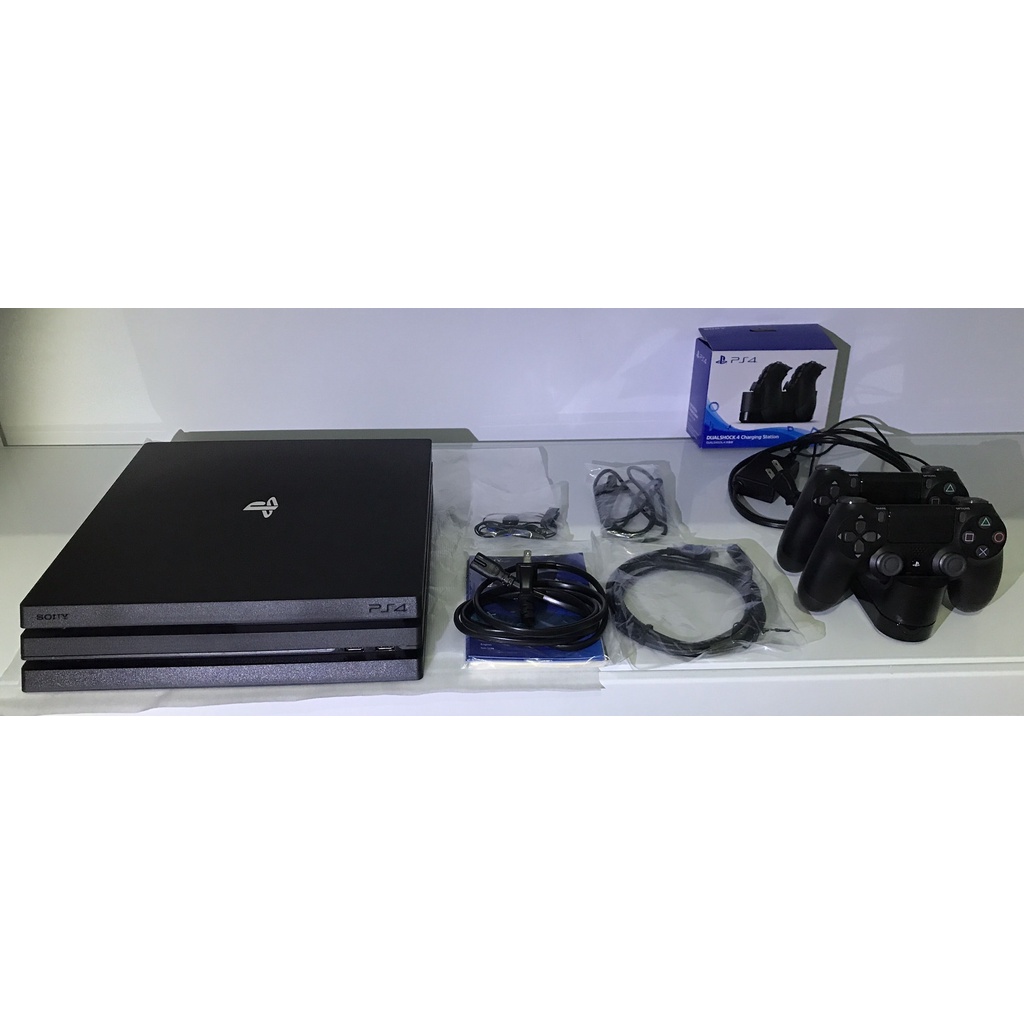 PS4 PRO 7218B主機 (含雙手把+充電座)