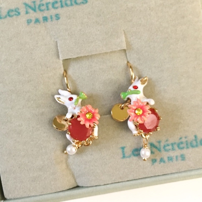 全新專櫃購入正品Les Nereides蕾娜海精緻小兔子叼花耳夾 夾式耳環 淡水珍珠 紅寶石 法國輕珠寶品牌 琺瑯