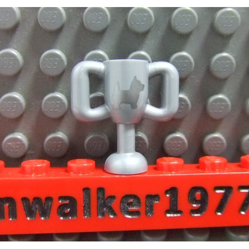 【積木2010】樂高 LEGO 雪納瑞 銀色 獎盃 / 獎座 道具 (71013)(U-01)