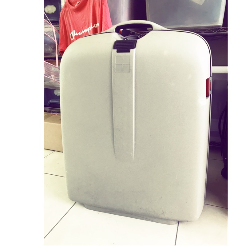免費送二手硬殼行李箱（26吋）-限新竹縣市自取，有意者請私訊