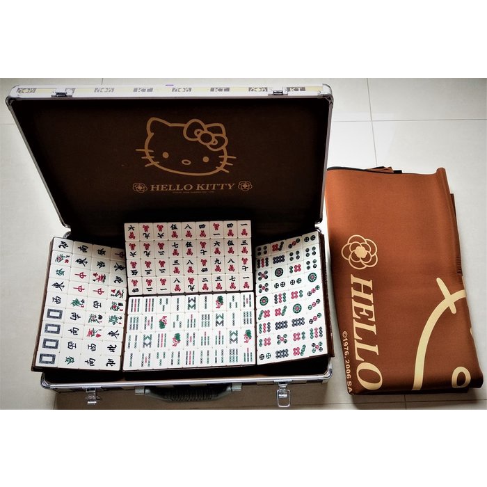 Hello kitty 三麗鷗 黃金色 麻將 限量 二手 品項如圖