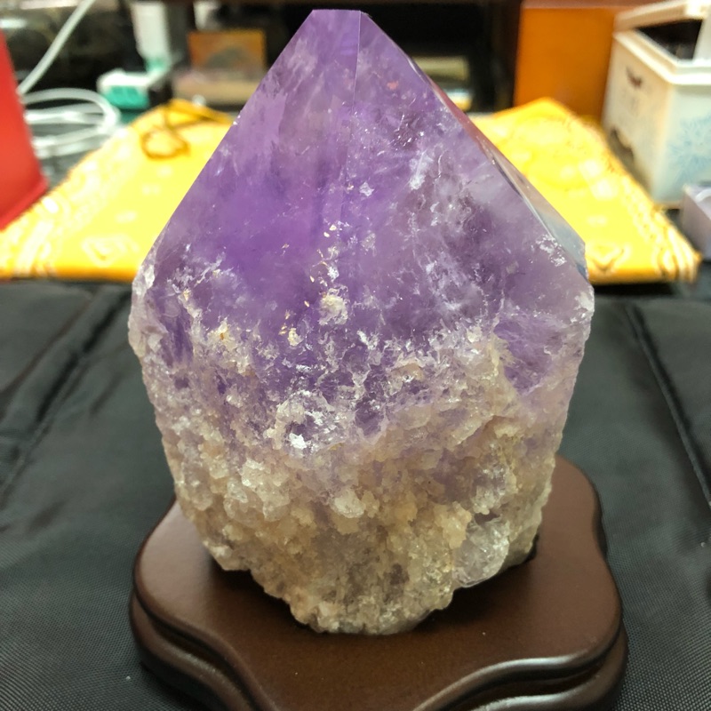 玻利維亞骨幹水晶 紫水晶 晶鎮 擺件 1.1公斤 附手工底座水晶後面開一個洞是放許願紙條 只要2500元