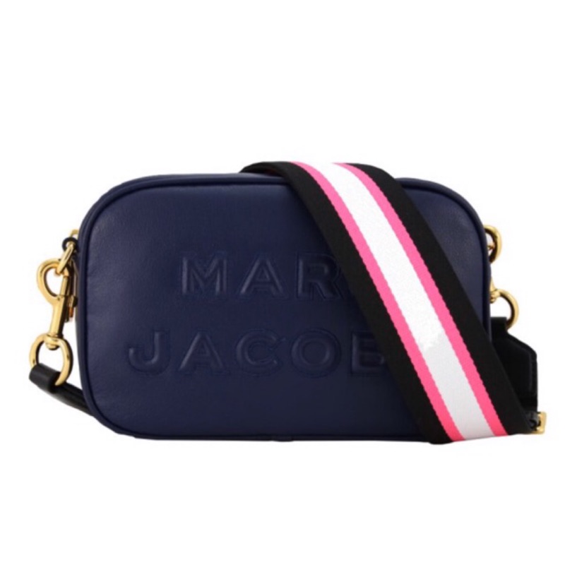 MARC JACOBS (MJ) 浮雕LOGO 桃黑配色背帶斜背相機包-深藍色