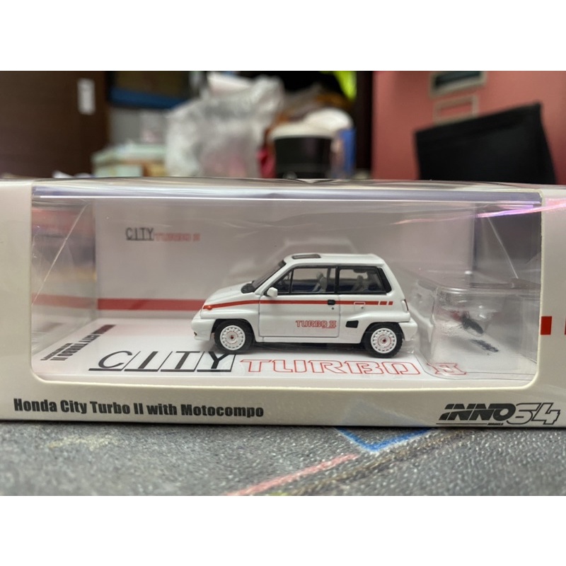 1/64 INNO64 Honda City Turbo II 白色 附紅色 Motocompo