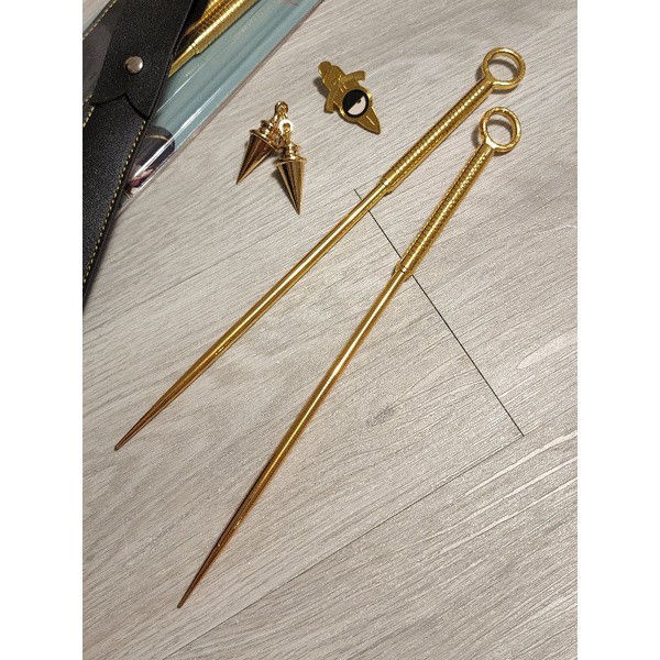 跳蚤豬🐷現貨-間諜家家酒cos道具，裝飾品，擺設，全金屬一體成型約兒武器，睡美人約兒耳環，黃昏佛傑胸針，阿尼亞的老爸老媽