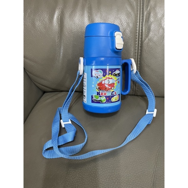 【日本孔雀Peacock】兒童隨身316不鏽鋼保冷保溫杯 彈蓋式吸管水壺水杯400ML(握把+背帶設計)-藍色底車子圖案