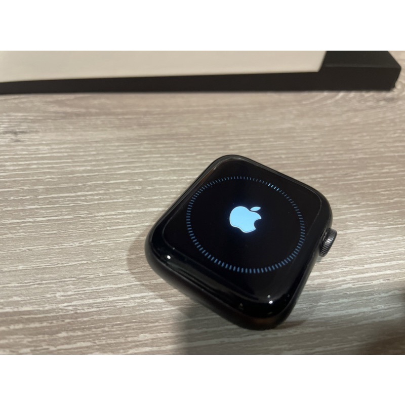 隨意賣 Apple Watch 6 44mm 黑 GPS 9成新，附贈三條原廠錶帶、數個犀牛盾手錶殼。