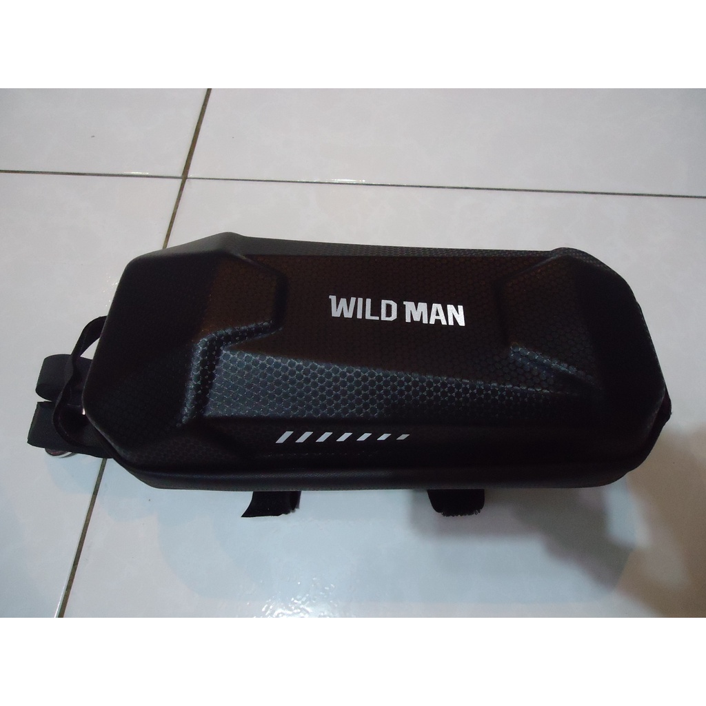 WILD MAN 黑色自行車硬殼上管包,尺寸24 cm*12cm,有使用痕跡,降價大出清