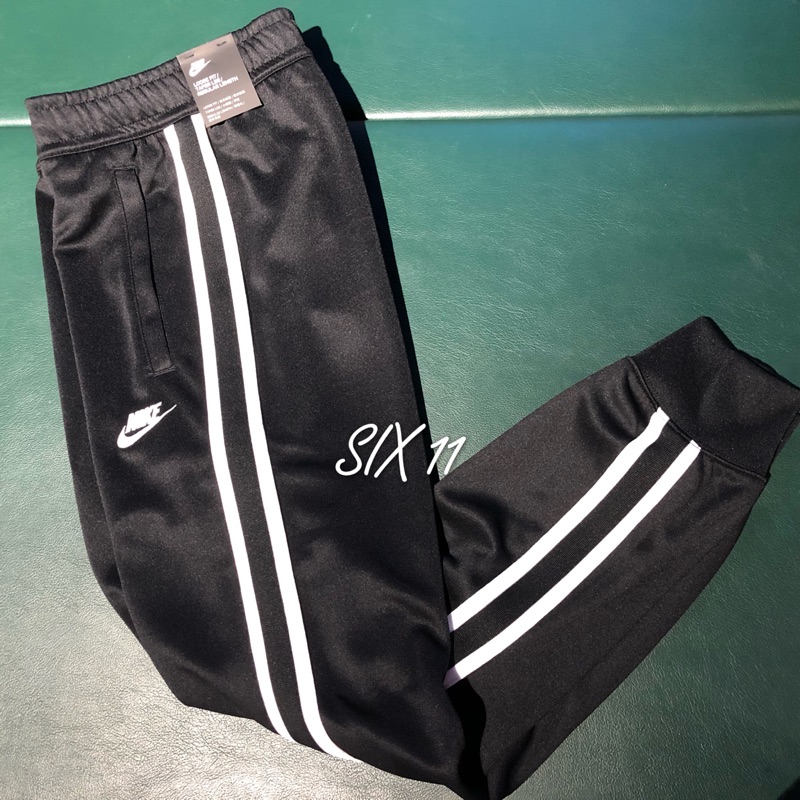 @SIX@NIKE NSW PANTS 黑 白黑 線條 白勾 刺繡 棉褲 AR2256-010