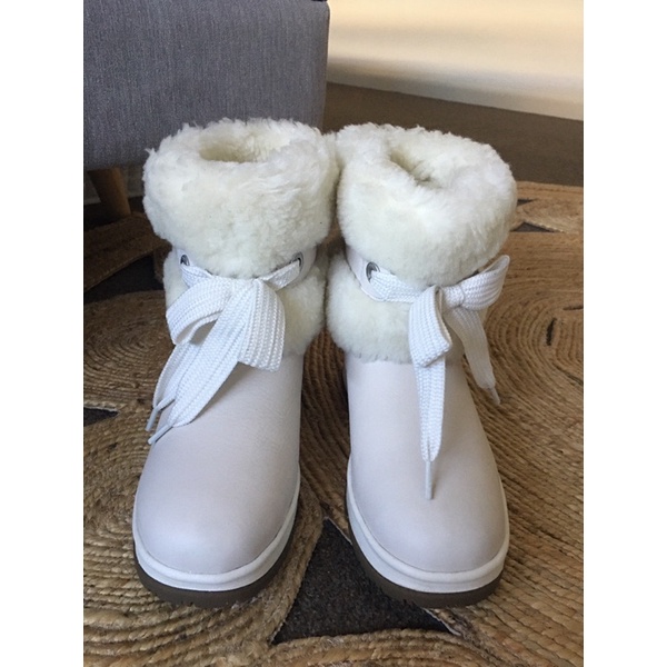 澳洲 UGG 真皮羊毛裸白色蝴蝶結雪靴，僅此一雙，不撞鞋！！
