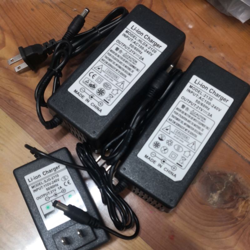 [添購] 21v 鋰電池 1A2A3A充電器帶風扇鋰鐵電池雙線充電器DC 5 .5*2.1mm