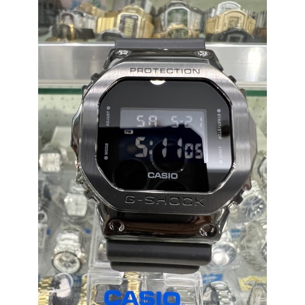 【金台鐘錶】CASIO卡西歐G-SHOCK (全黑金屬質感不鏽鋼)搭配樹脂錶帶 經典的方型 GM-5600B-1