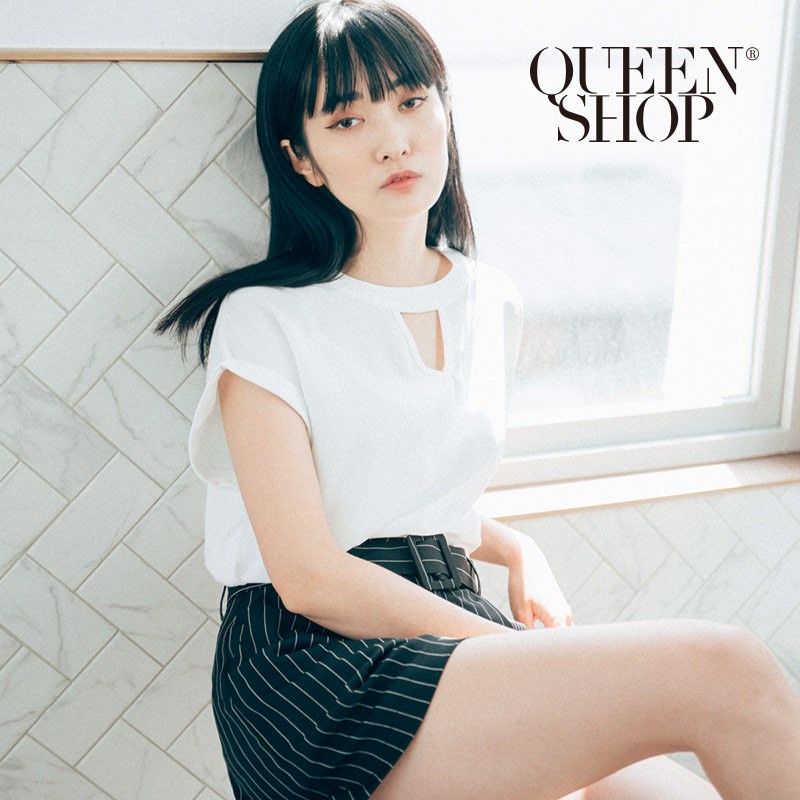 QUEENSHOP【01051363】領口挖洞袖反褶造型雪紡上衣 兩色售＊預購＊