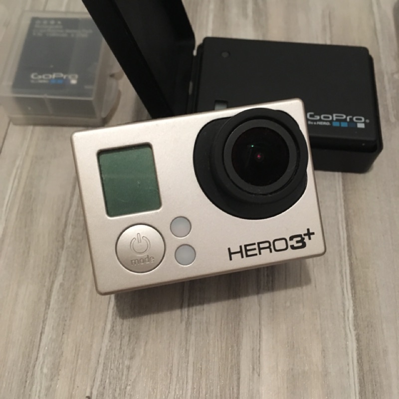 二手 機況良好 外觀近全新 Gopro hero 3+ 全配 兩電池 自拍桿 傳輸線 帽夾 多角度夾等配件 hero3+